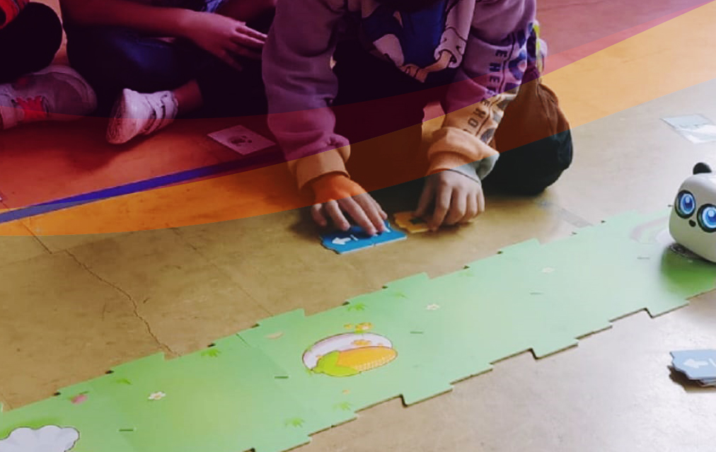 Immagine bambini che fanno coding