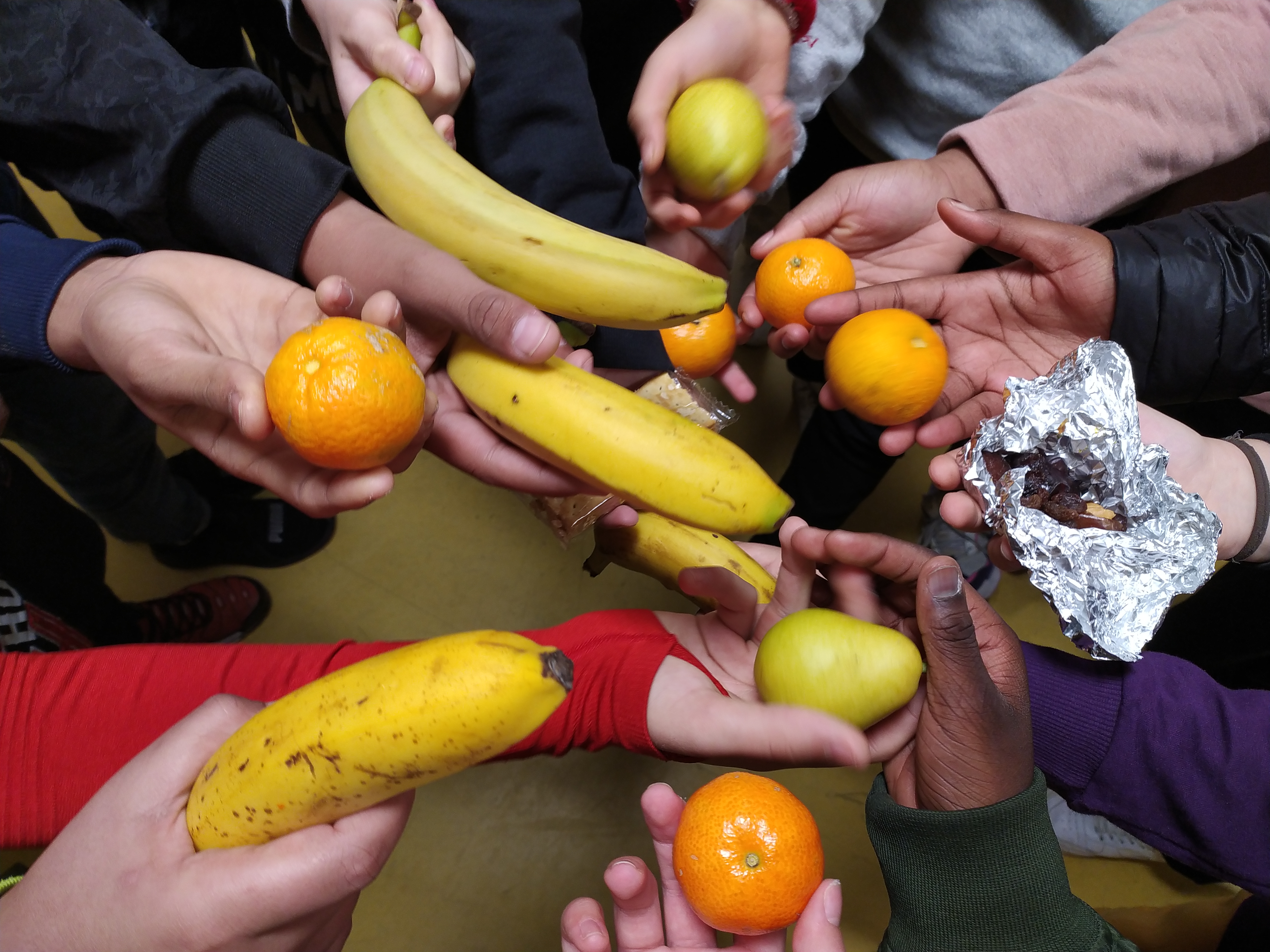 Foto di alunni con frutta