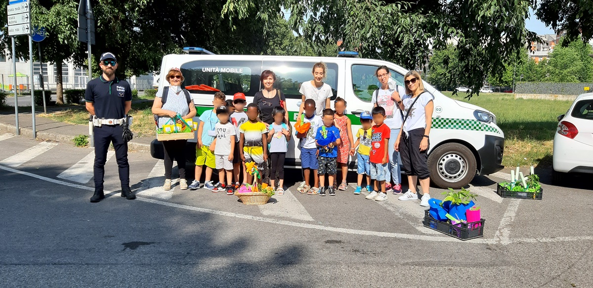 Bambini e maestre durante l'attività
