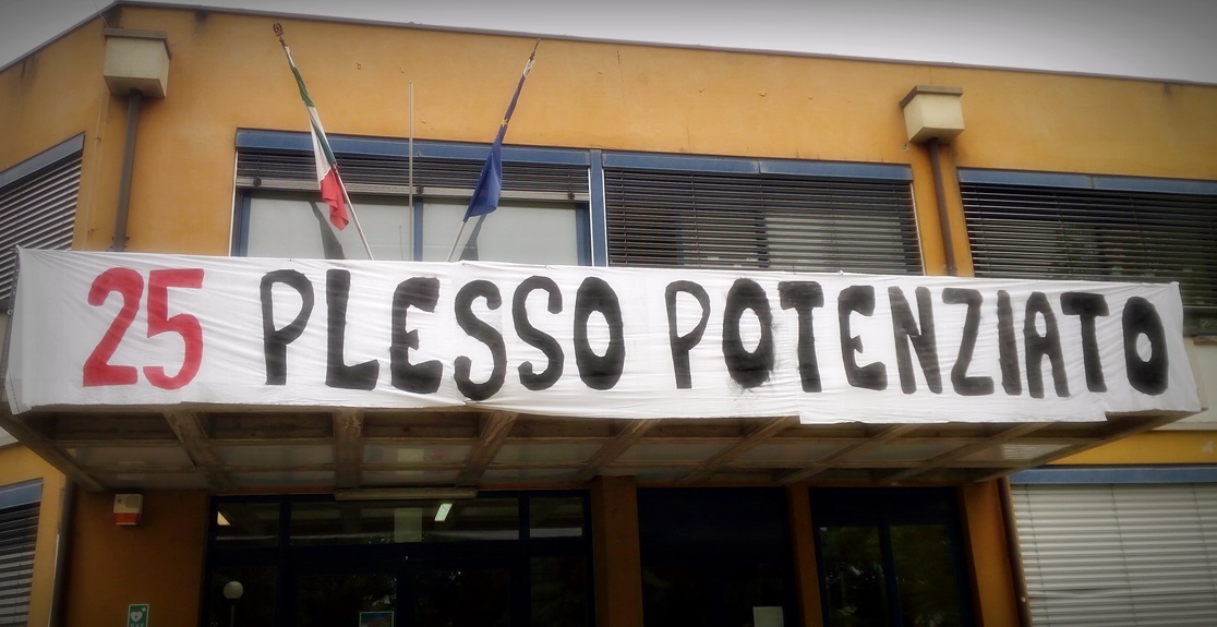 Fotografia dello striscione dei 25 anni del Plesso Potenziato
